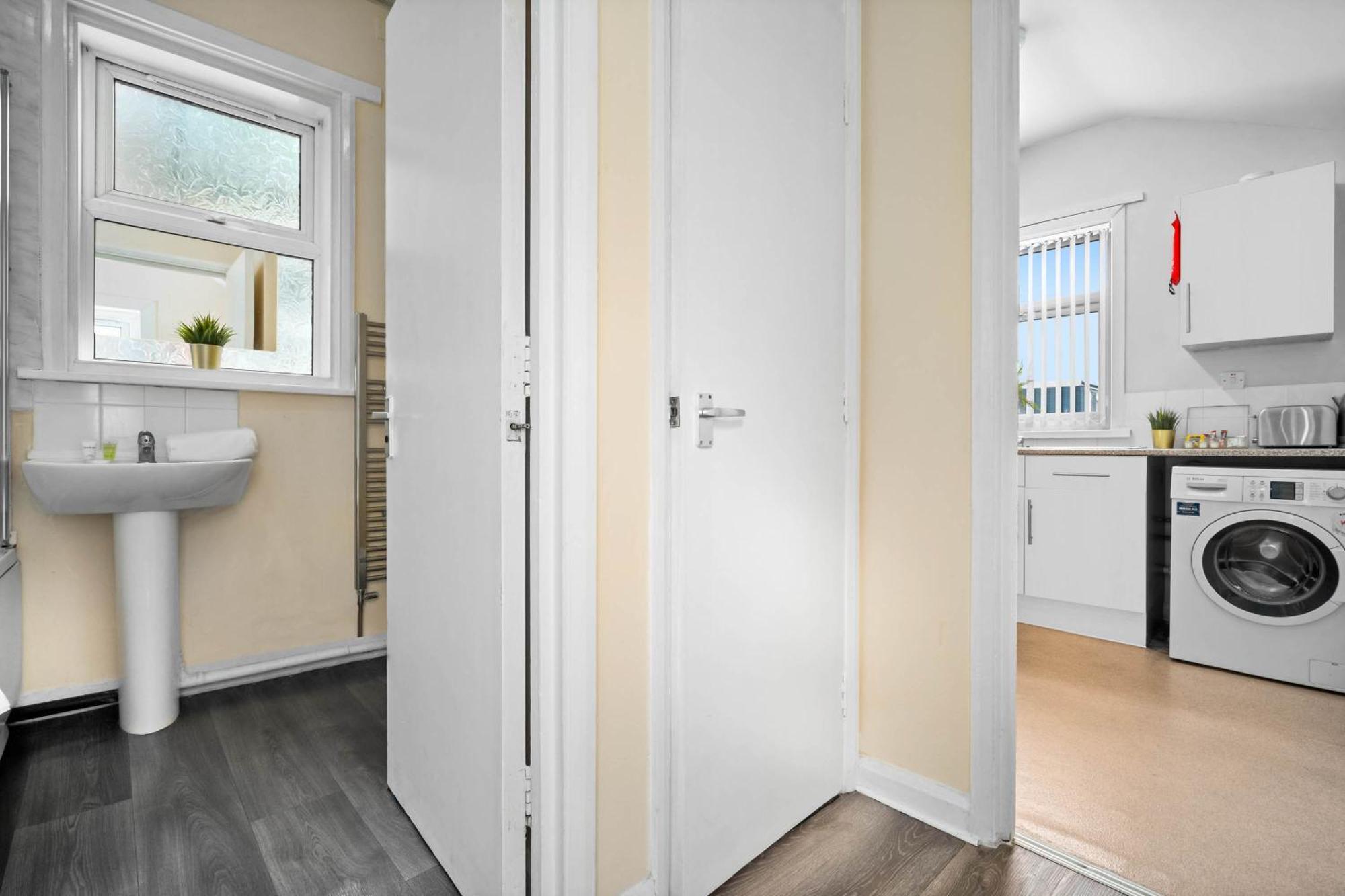 Two Bedroom Apartment - Single Beds - Accommodates 3 - Street Parking - Top Rated -Wbb West Bromwich Exteriör bild