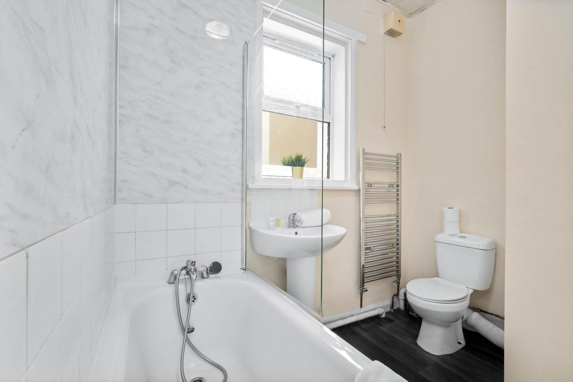 Two Bedroom Apartment - Single Beds - Accommodates 3 - Street Parking - Top Rated -Wbb West Bromwich Exteriör bild
