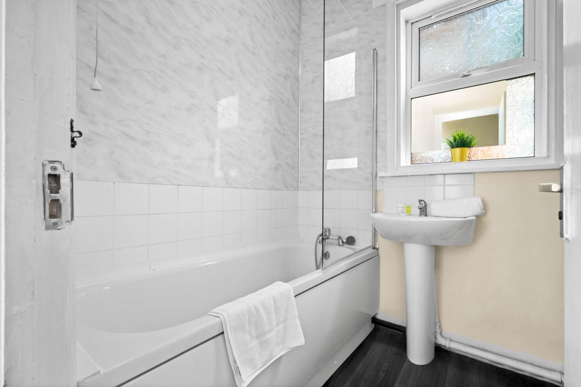 Two Bedroom Apartment - Single Beds - Accommodates 3 - Street Parking - Top Rated -Wbb West Bromwich Exteriör bild
