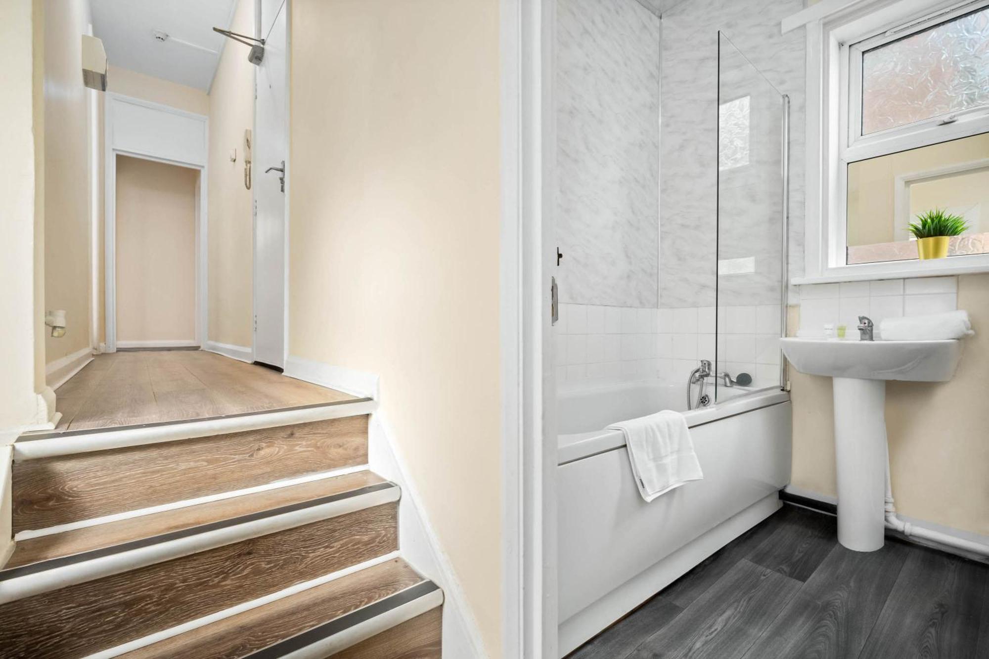 Two Bedroom Apartment - Single Beds - Accommodates 3 - Street Parking - Top Rated -Wbb West Bromwich Exteriör bild